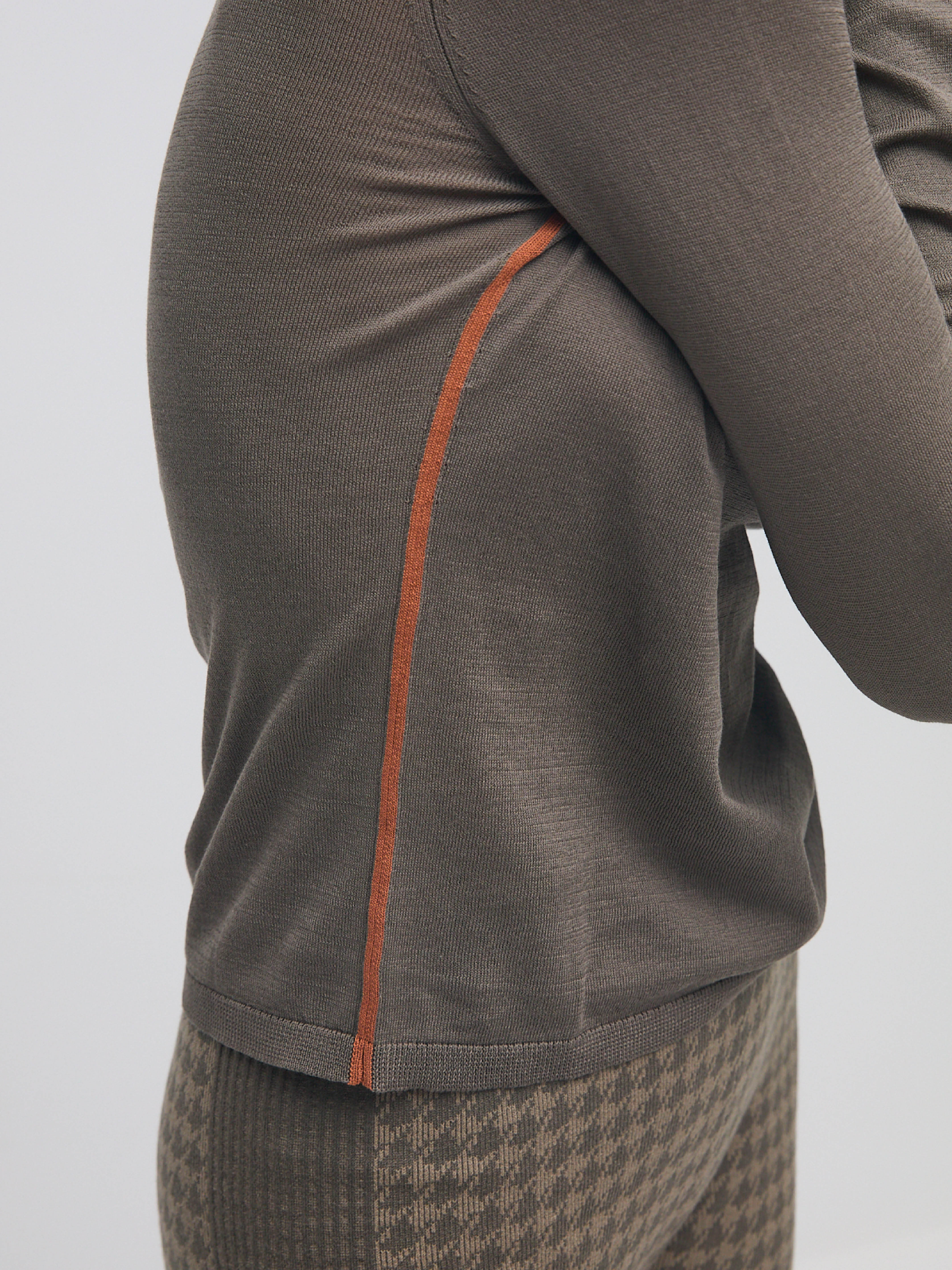 ESSENTIALS LONG SLEEVE TOP