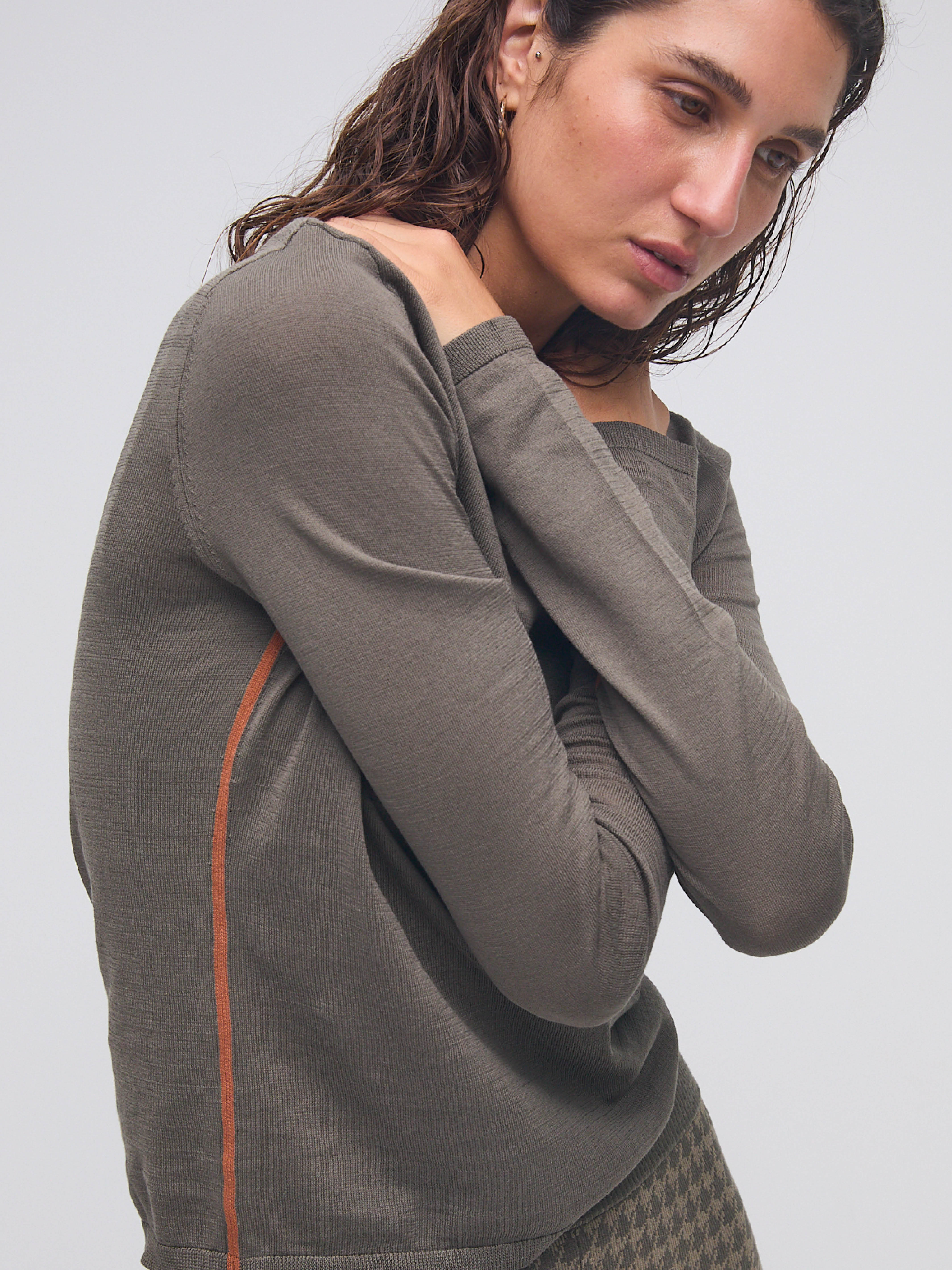 ESSENTIALS LONG SLEEVE TOP