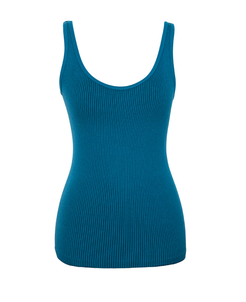 Female model wears the Nagnata Avika Tank in black and teal with the Yoni Short in Navy